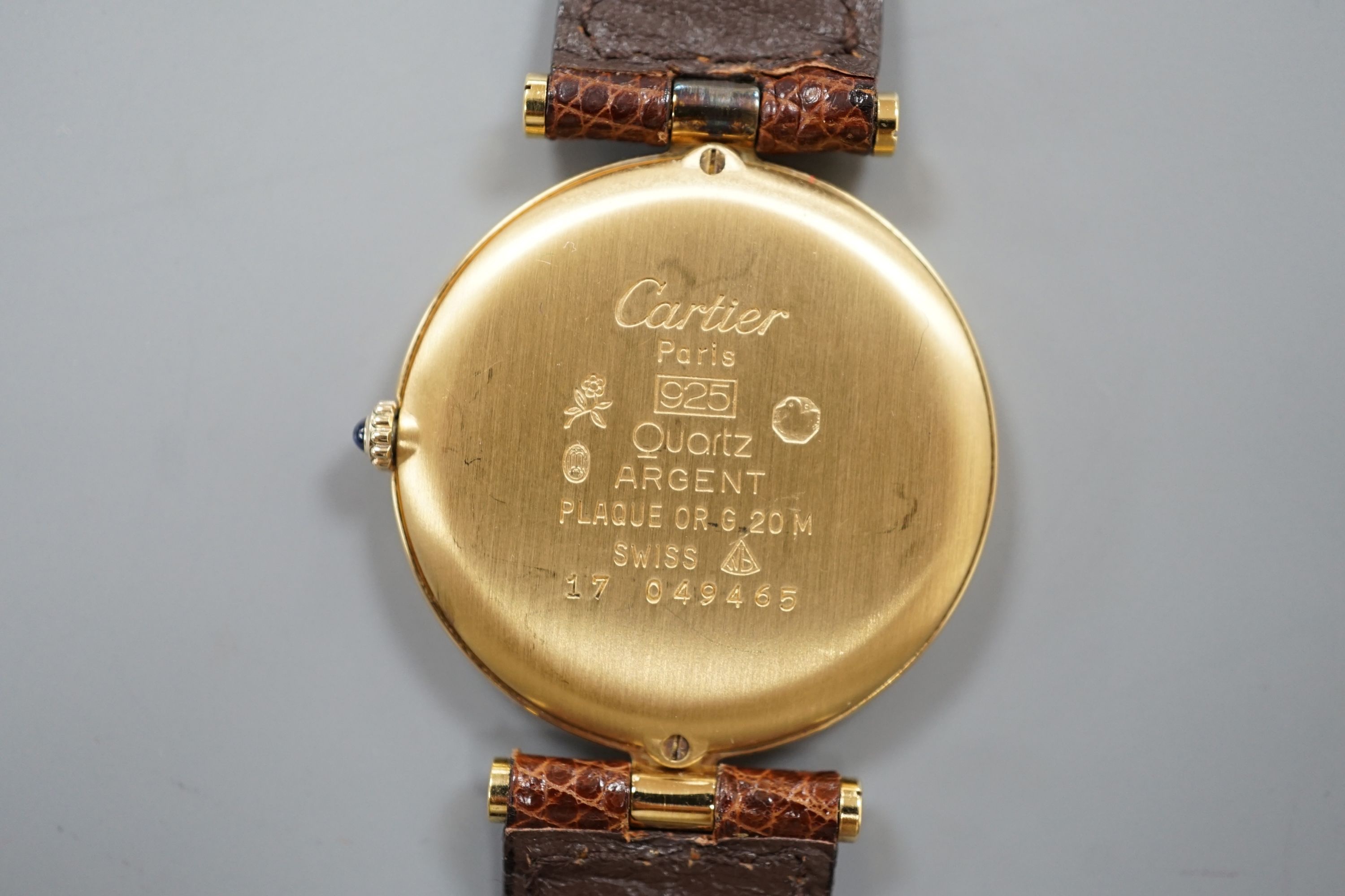 A gentleman's gilt 925 Must de Cartier quartz dress wrist watch, on Must de Cartier leather strap.
